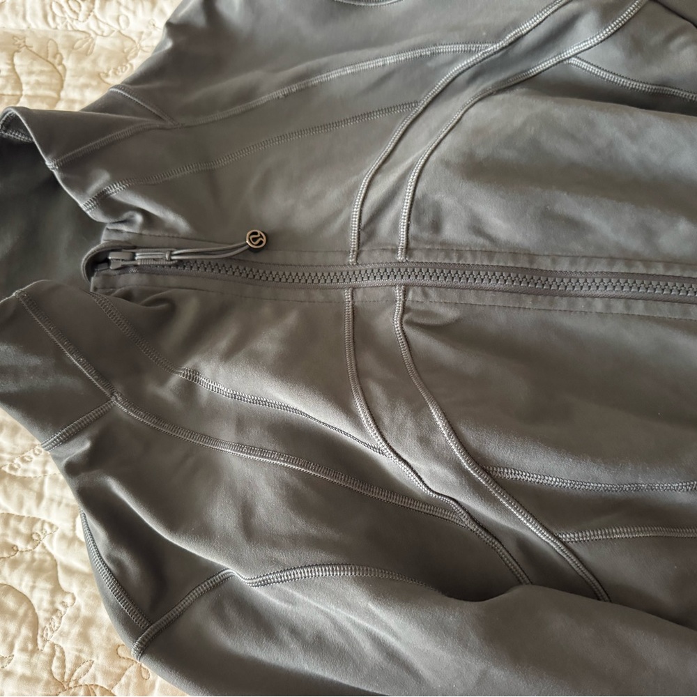 SOLD ON ANOTHER PLATFORM 
Gray lululemon jacket. Only worn 1 time